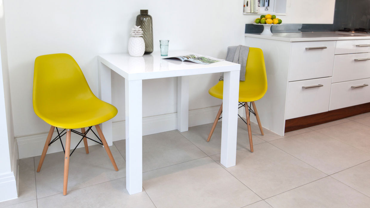 Белый кухонный стол с желтыми стульями