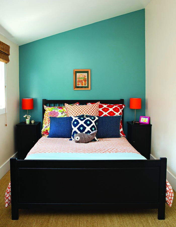 Спальня в цветах: оранжевый, голубой, бирюзовый, черный, светло-серый. Спальня в стилях: скандинавский стиль.