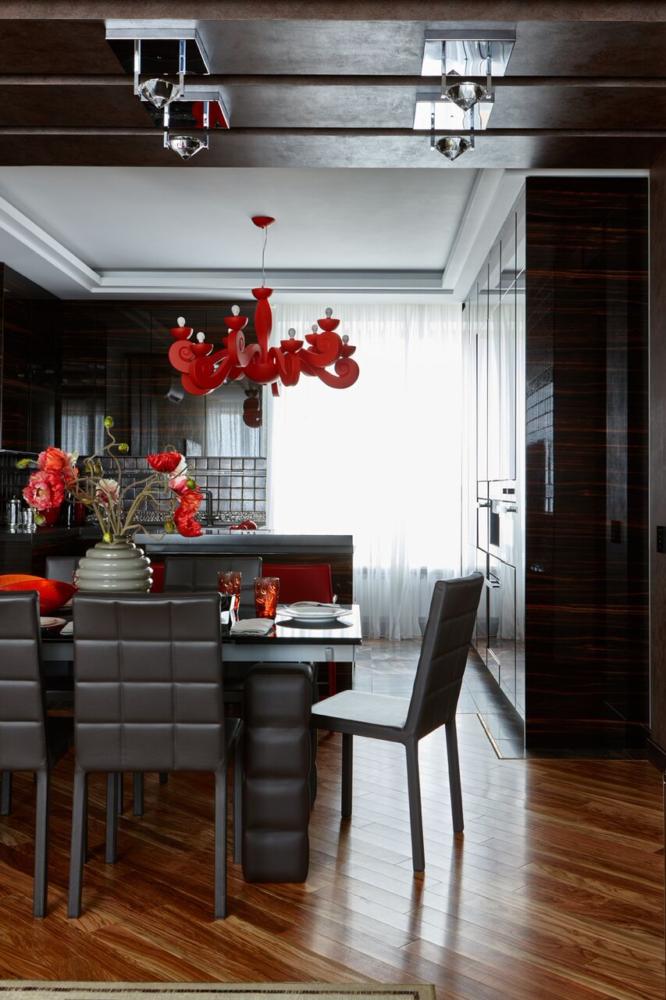 Светло-серая гостиная и массивная кухня тёмно-шоколадного цвета контрастируют, но в целом создают гармоничную картину.
