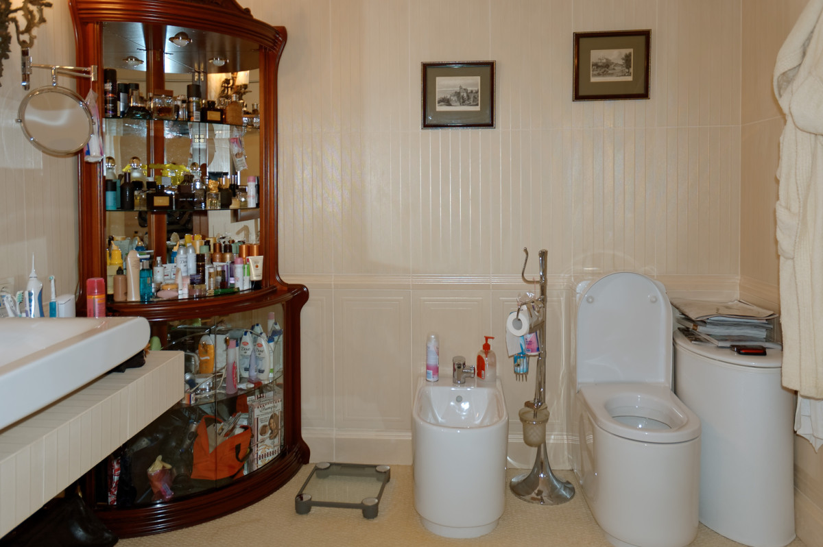 Ванная комната продолжает интерьер хозяйской спальни не только функционально, но и стилистически.