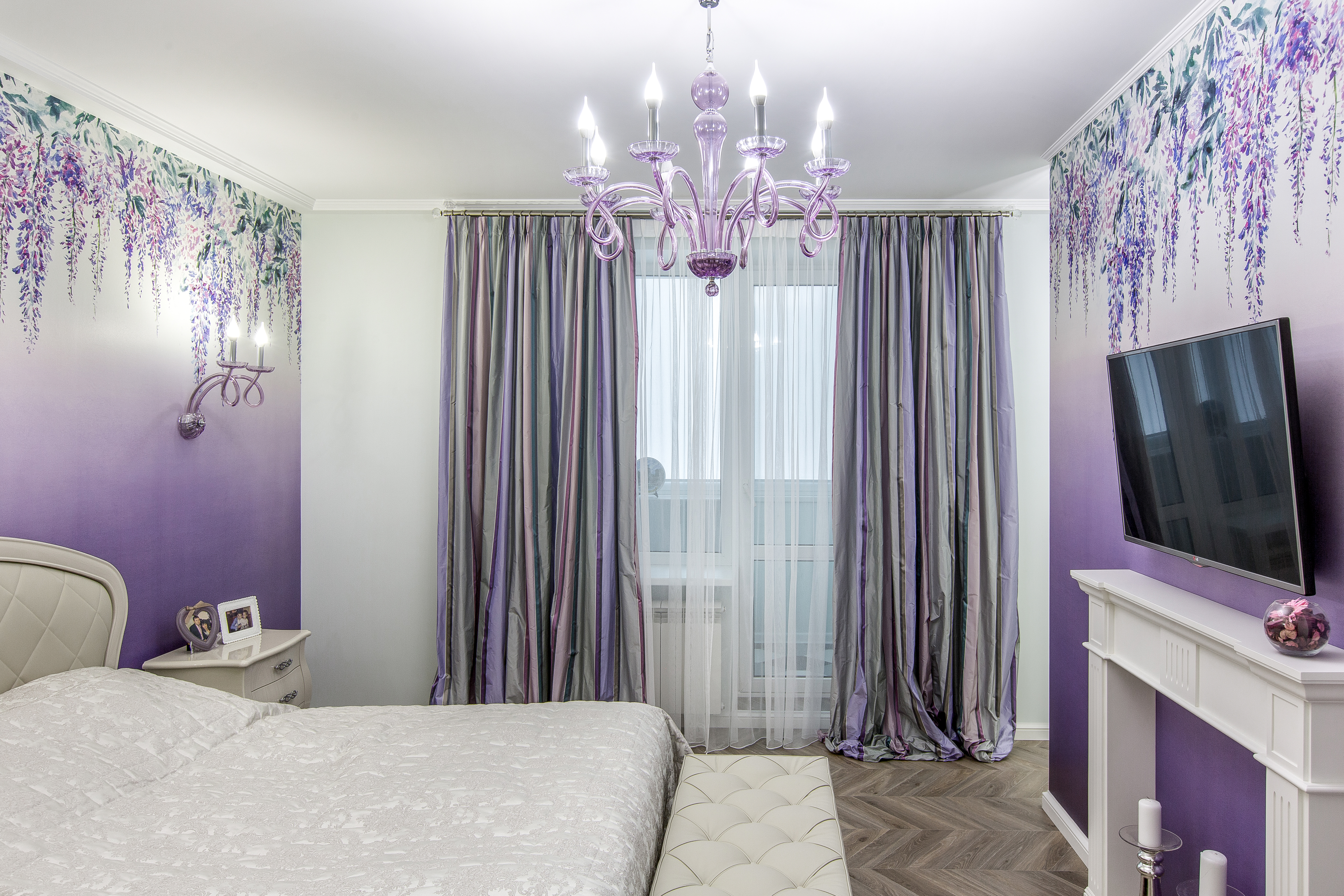 Обои с акварельными цветами и эффектом деграде, изящные шторы в полоску — всё идеально подходит для спальни.