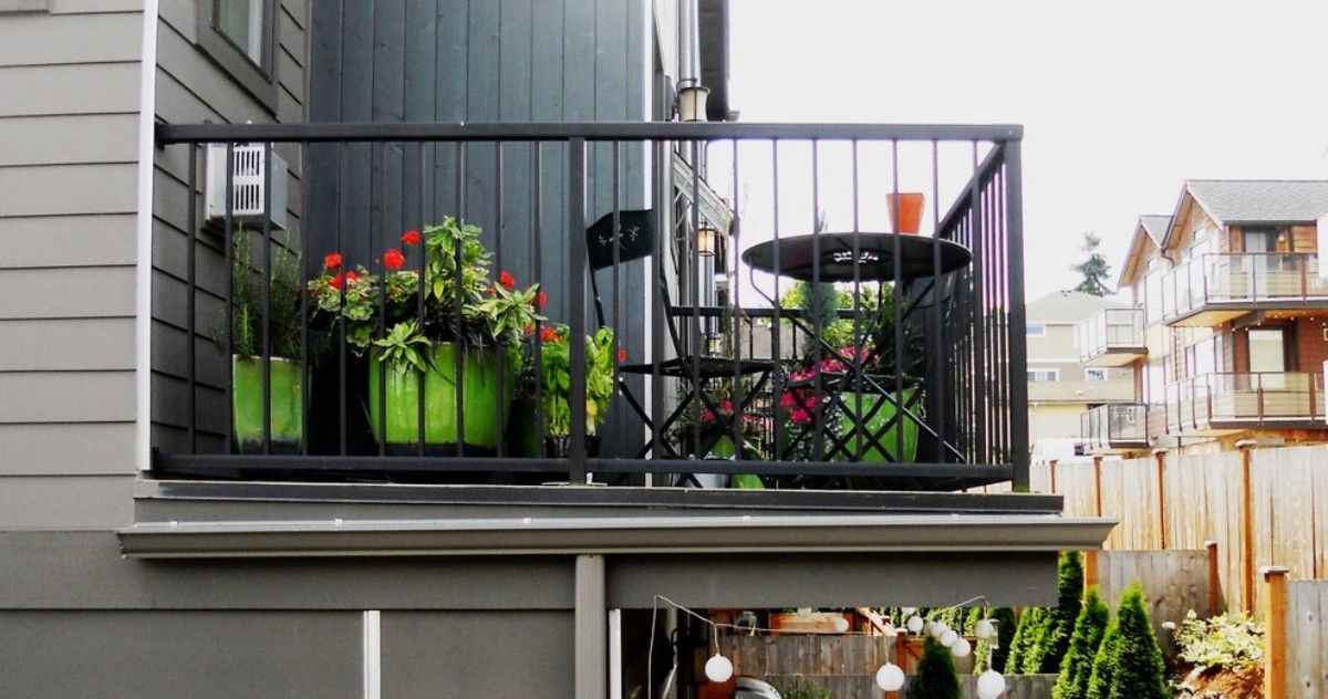 Маленькие и узкие балконы: что делать, во что превращать и как украшать