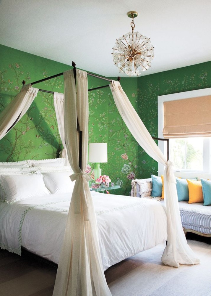 Зеленые портьеры в интерьере спальни