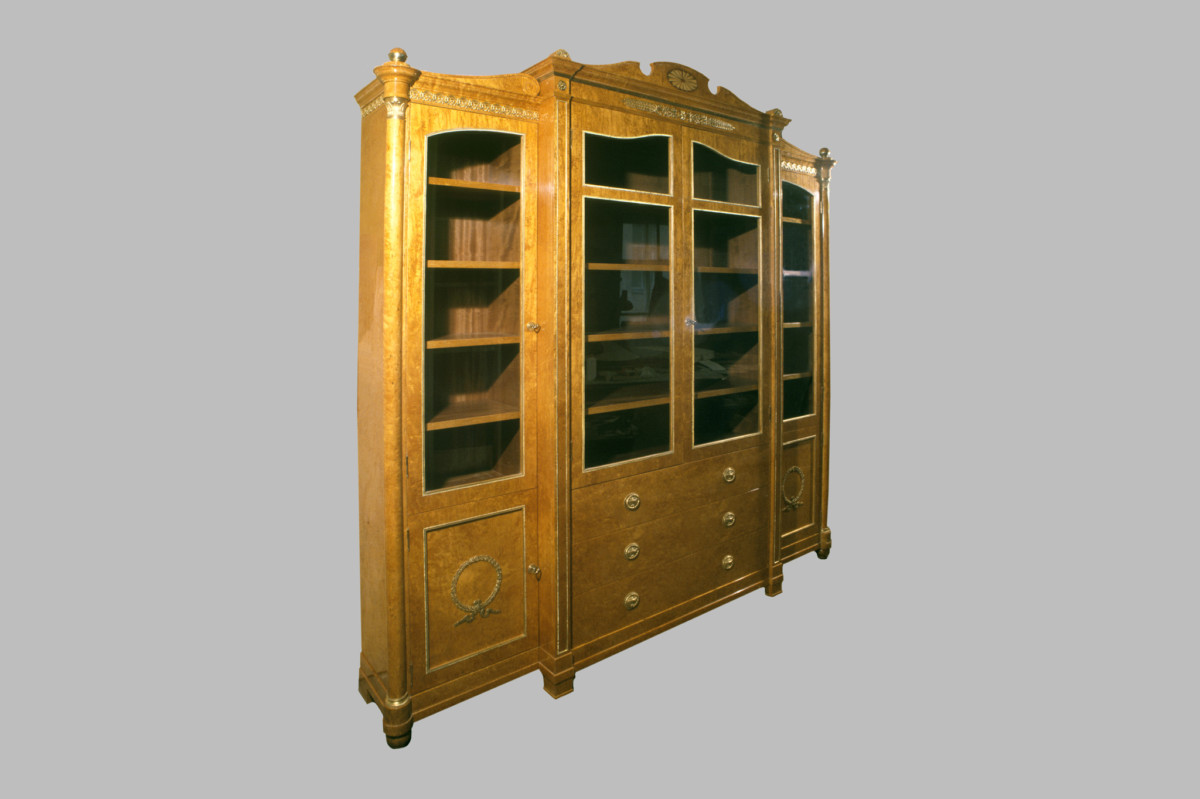 Книжный шкаф из карельской берёзы с позолоченными бронзовыми накладками.
