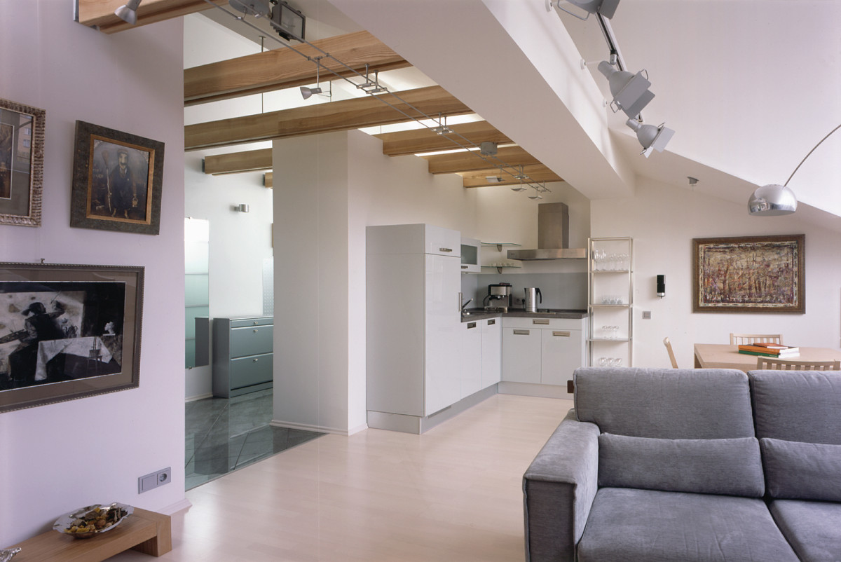 Зонирование не должно превращать пространство в множество маленьких  комнаток, но все необходимые в жилье функции сохраняются.