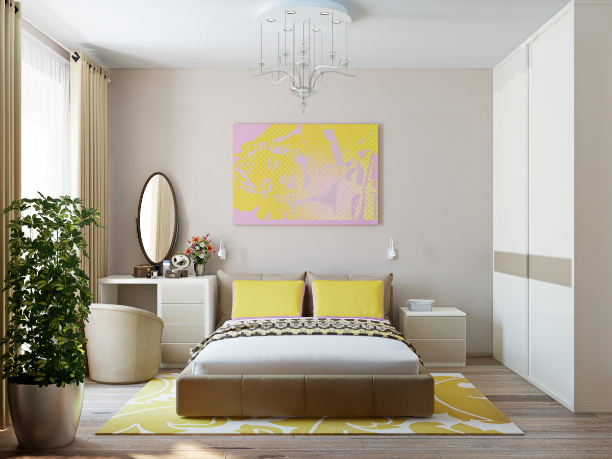 Спальня с яркими жёлтыми акцентами. Над кроватью постер в стиле поп-арт.