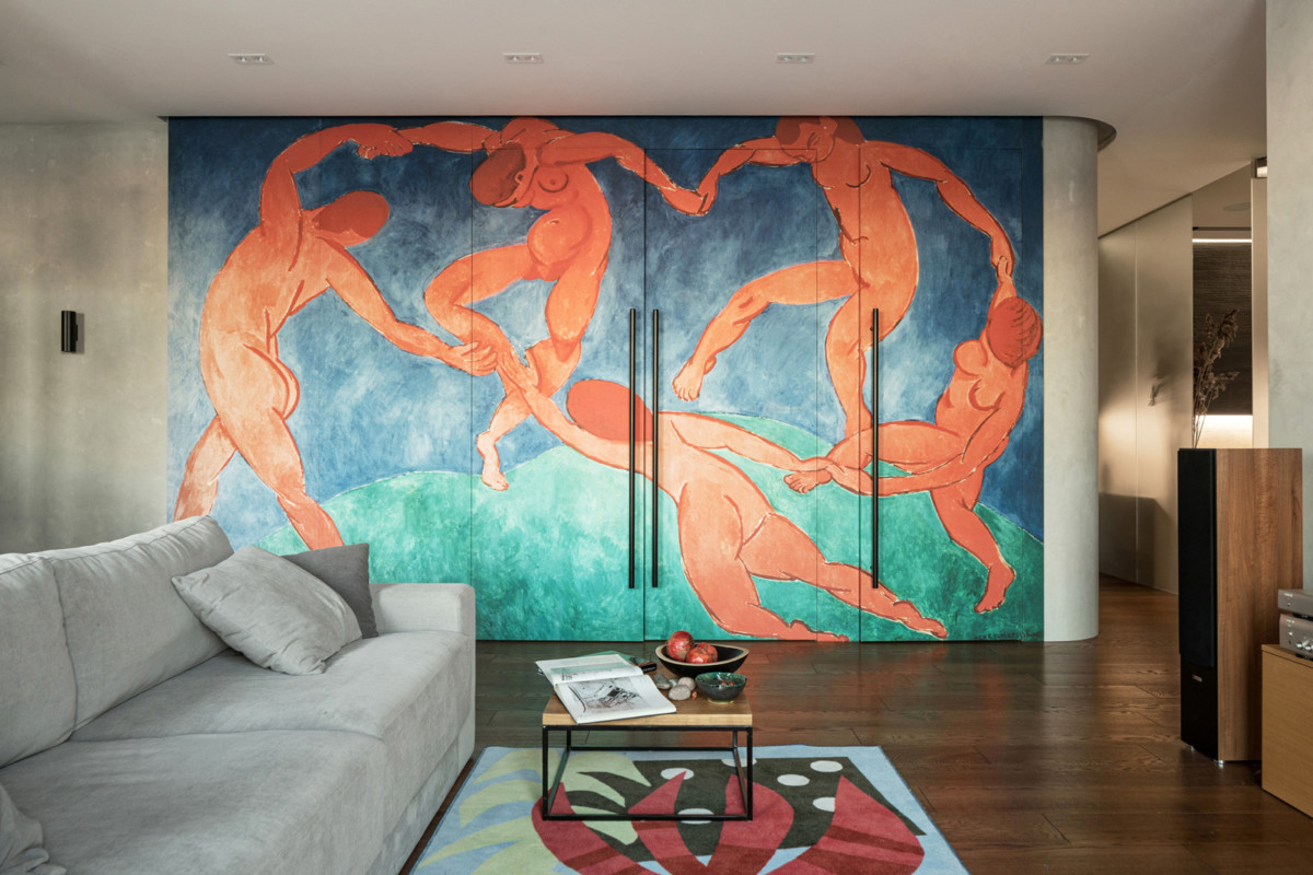 Интерьер трёшки с гигантским полотном Матисса в гостиной