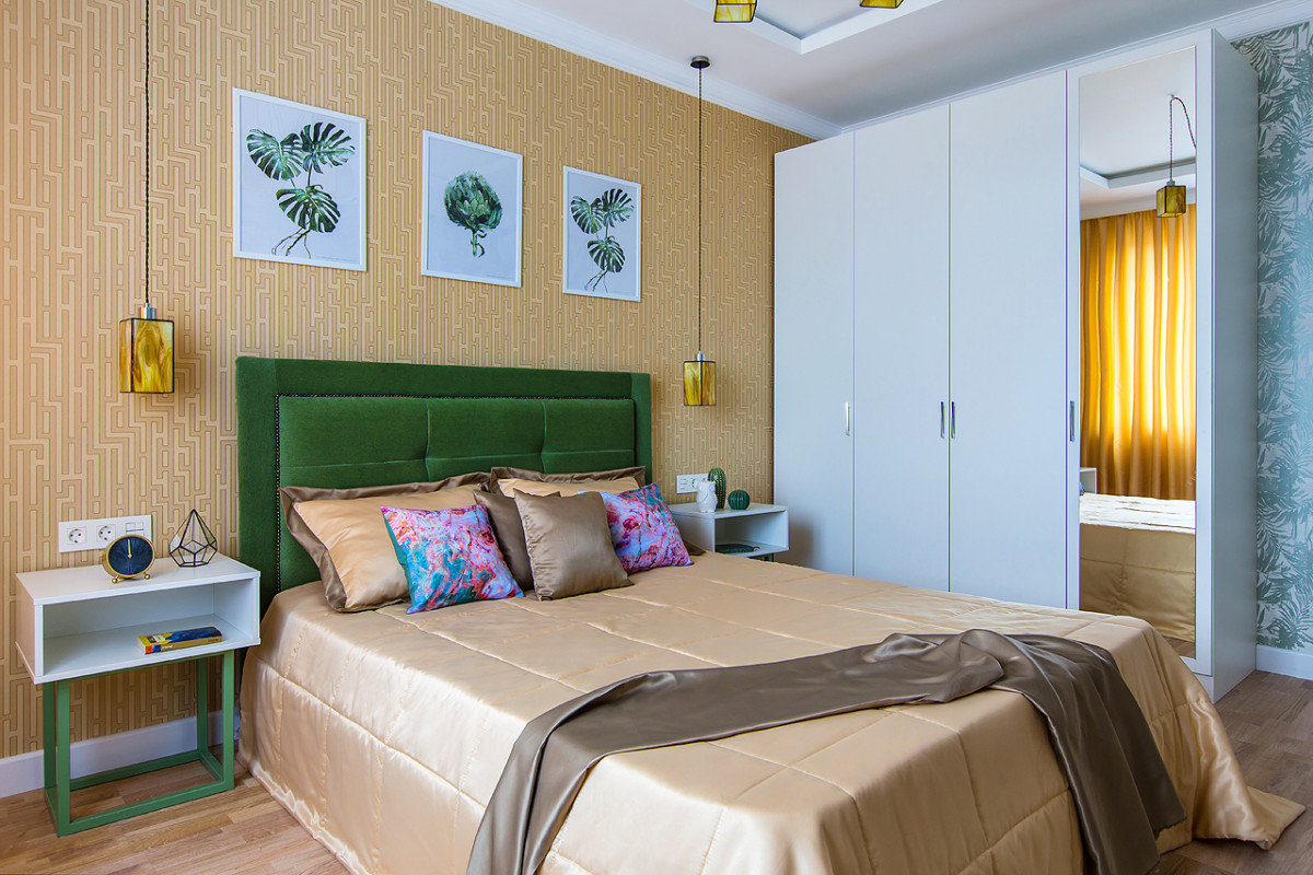 Спальня создана для здорового сна. Травяные оттенки обивки кровати оказывают расслабляющее действие. А солнечные теплые обои создают ощущение комфорта и тепла.
