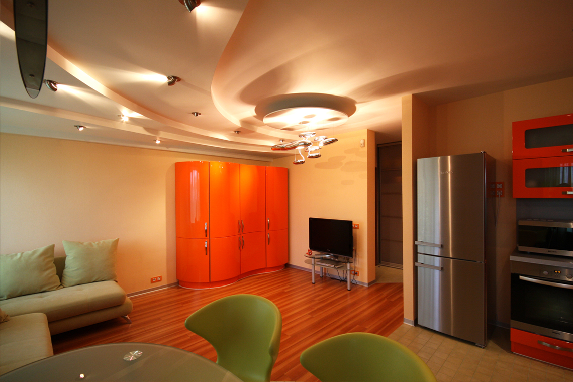 Дизайн квартиры обыгран использованием органичных плавных линий, задающих расслабляющую атмосферу для хозяйки дома и членов ее семьи.