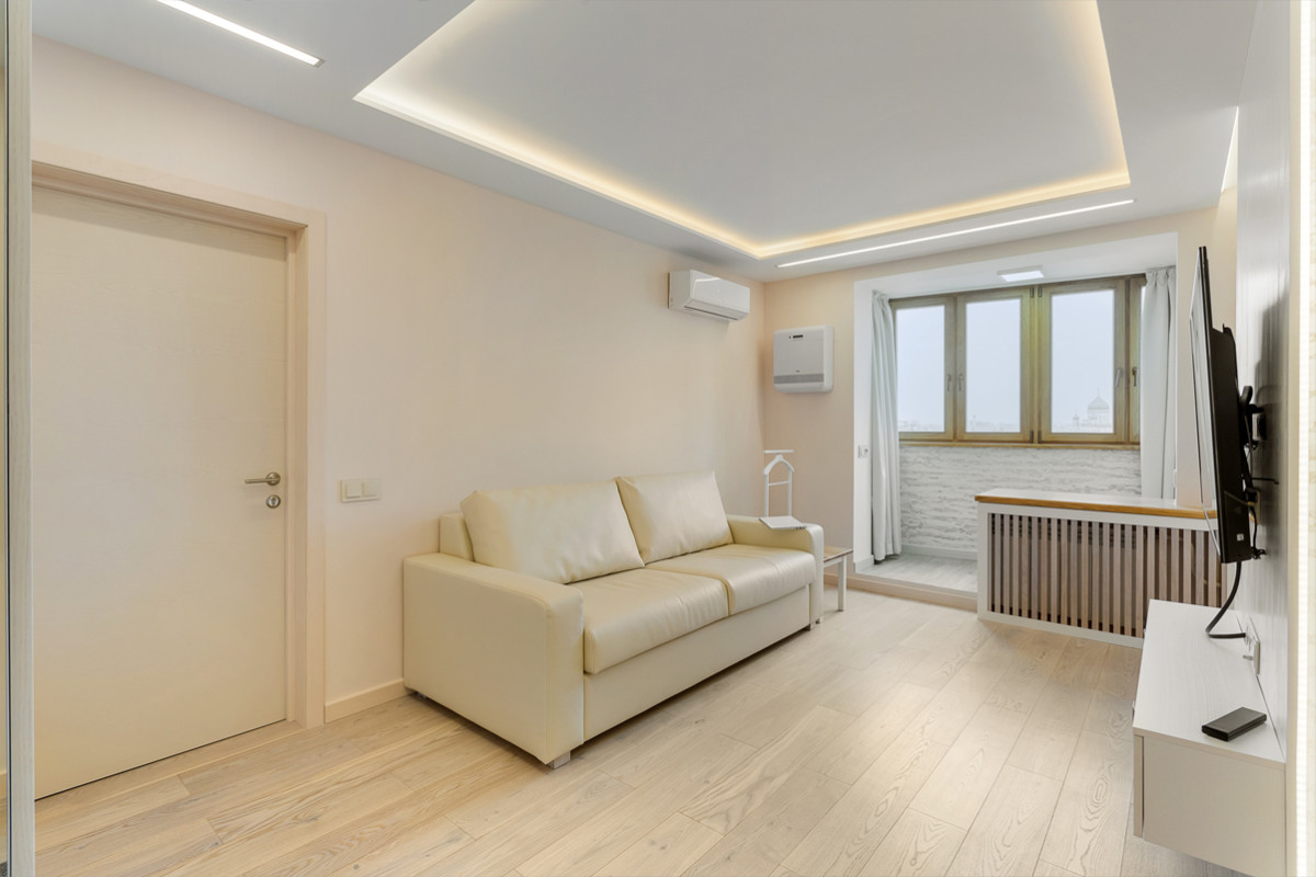 Все освещение в квартире выполнено в духе минимализма с помощью встроенных светодиодных профилей в потолки и светодиодных лент в нишах.